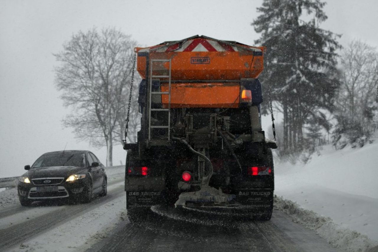 blizzard-raod-salt-truck