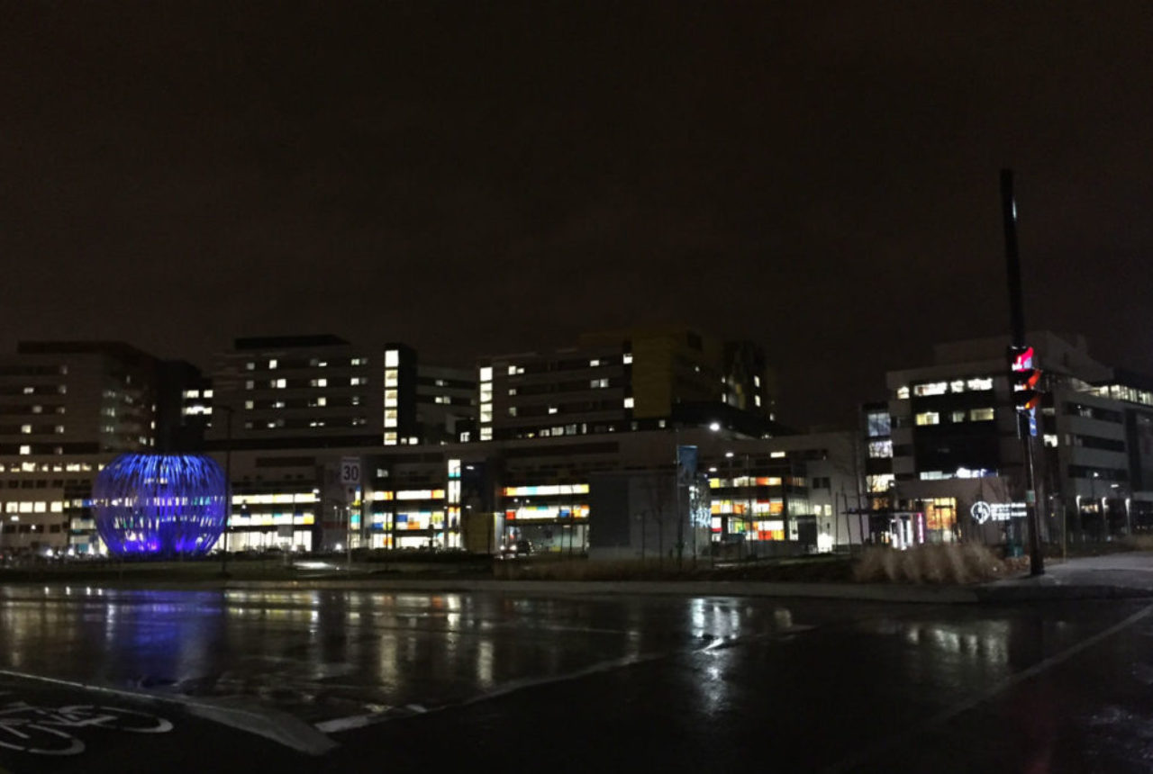 muhc-glen-campus-one-raining-night