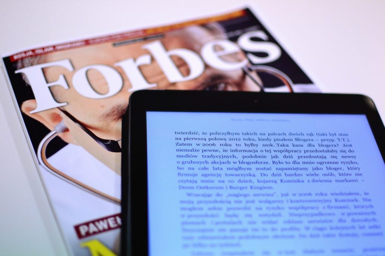 forbes-magazine-and-ipad-924140_1280