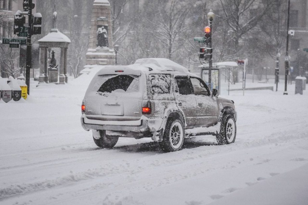 jeep-in-snow-storm-city-street-snowzilla-1192790_1280