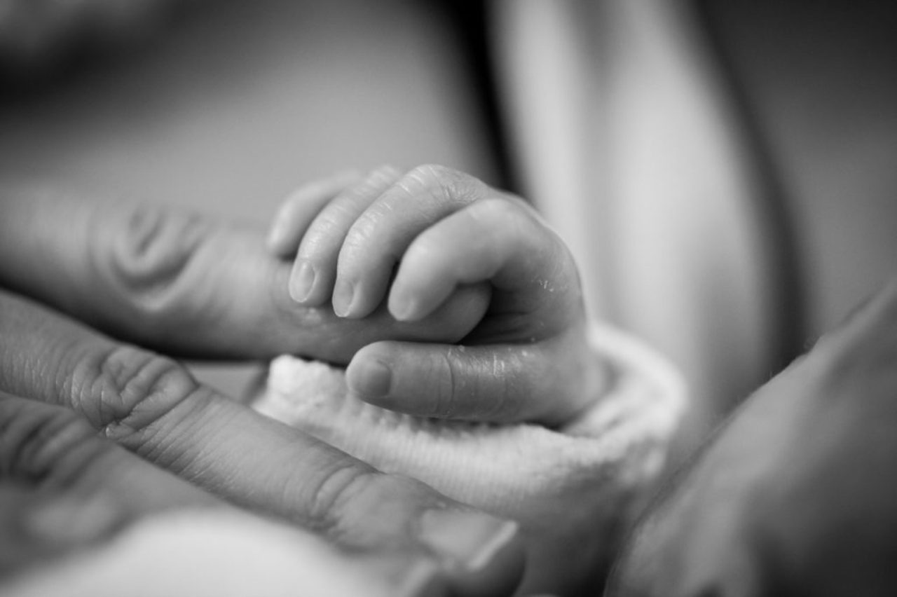 mother-holding-babies-hand-affection-baby-birth-208189