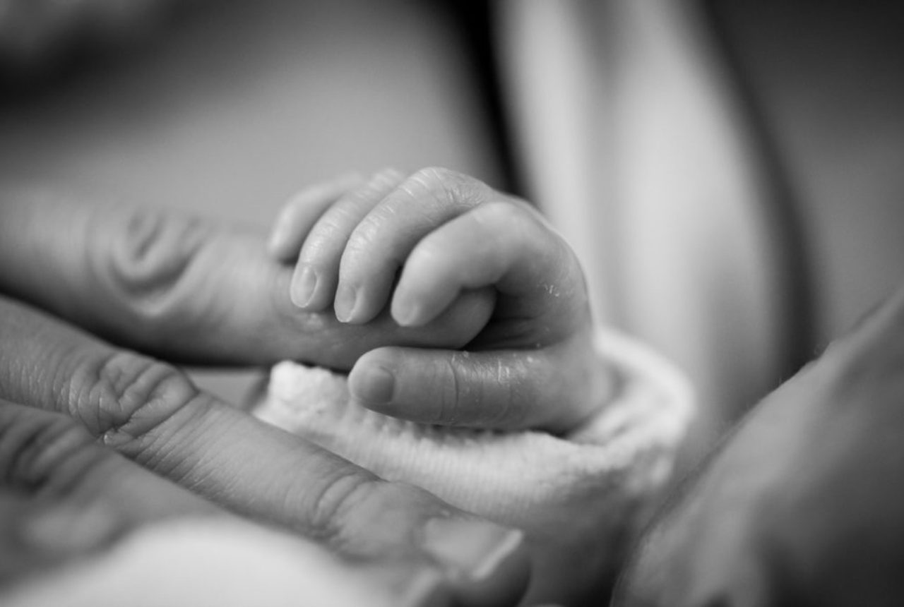 mother-holding-babies-hand-affection-baby-birth-208189