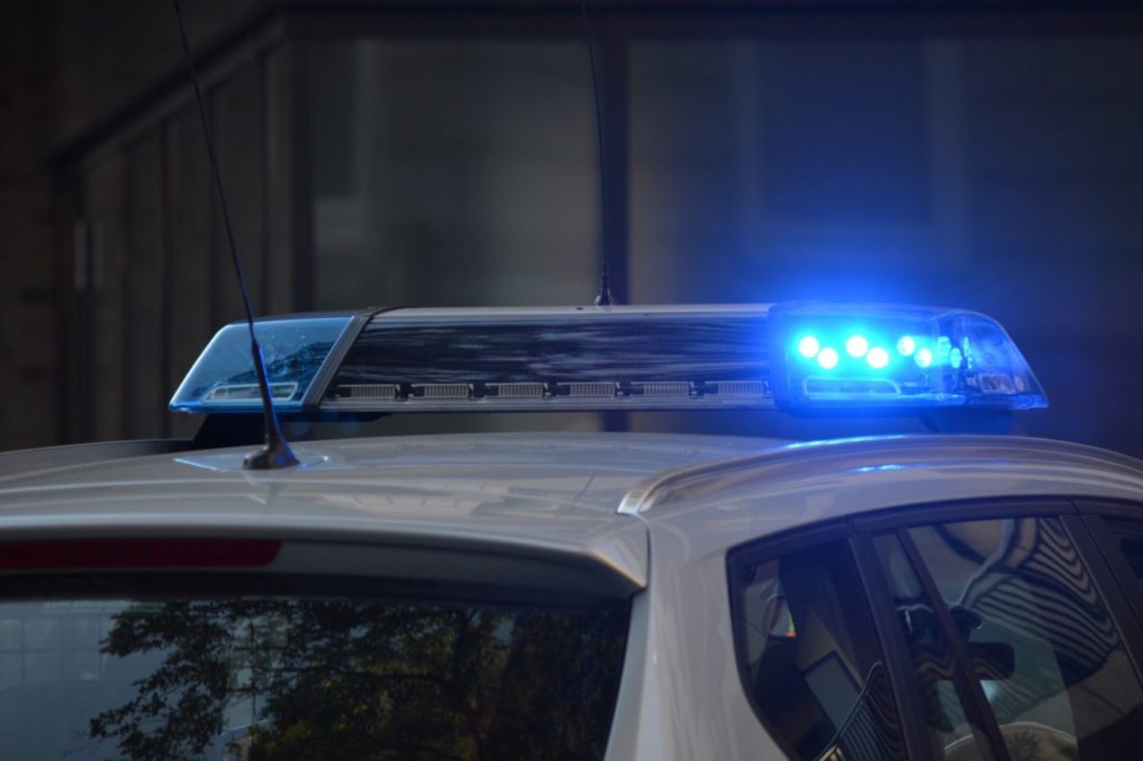 police-car-blue-flashing-lights-auto-automobile-blur-532001-pixabay