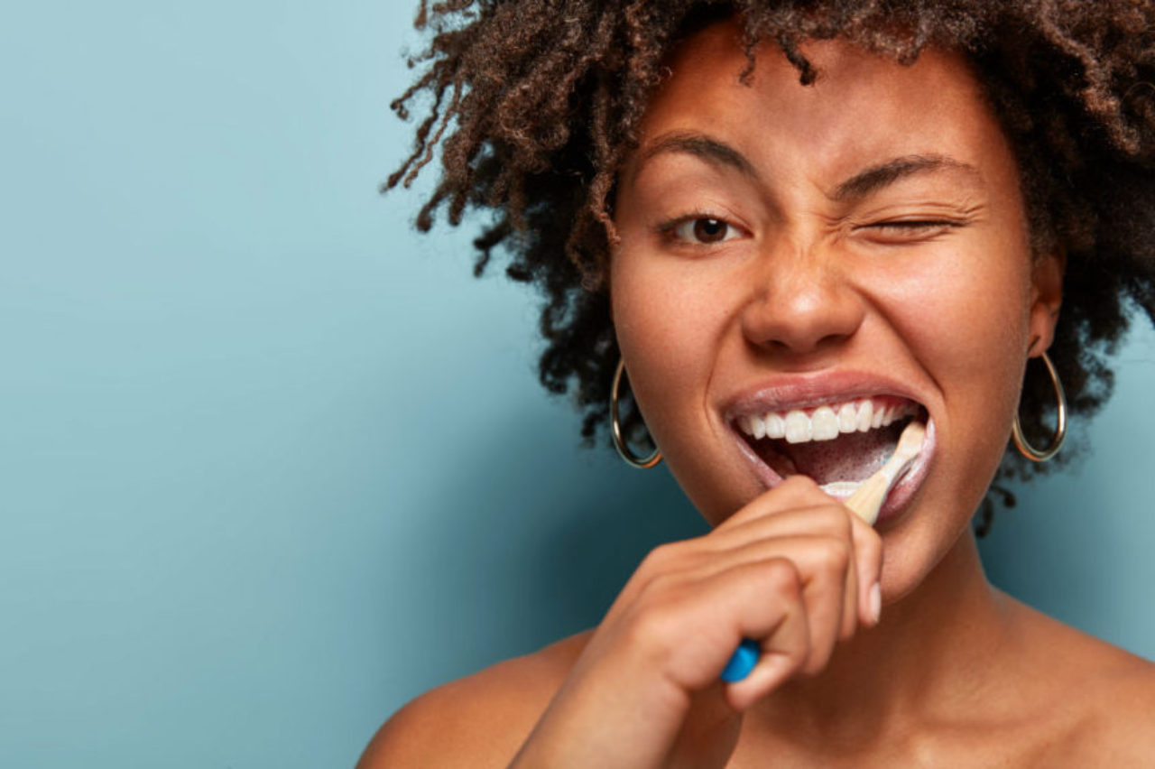 woman-brushing-teeth