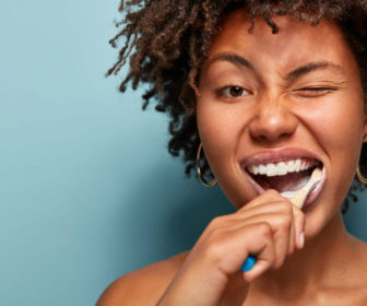 woman-brushing-teeth