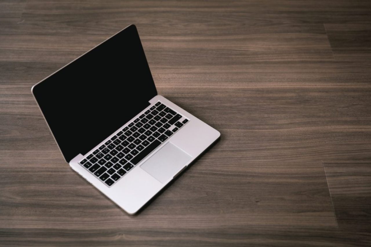 apple-mac-computer-on-wooden-desktop