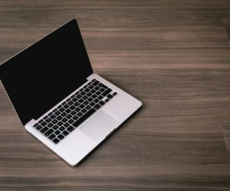 apple-mac-computer-on-wooden-desktop