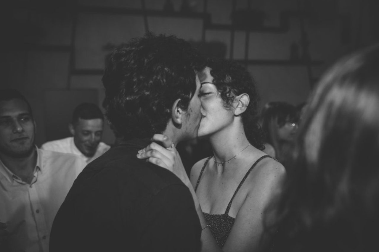 black-and-white-image-of-couple-kissing-on-dance-floor