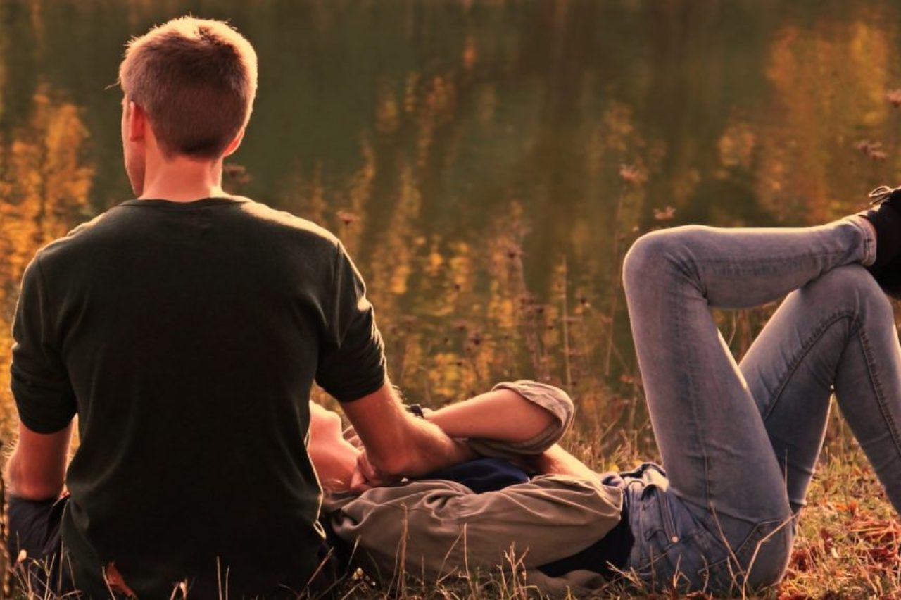 couple-sitting-in-park