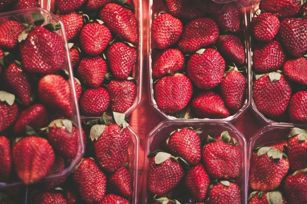 strawbeeries-in-plastic-containers