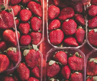 strawbeeries-in-plastic-containers