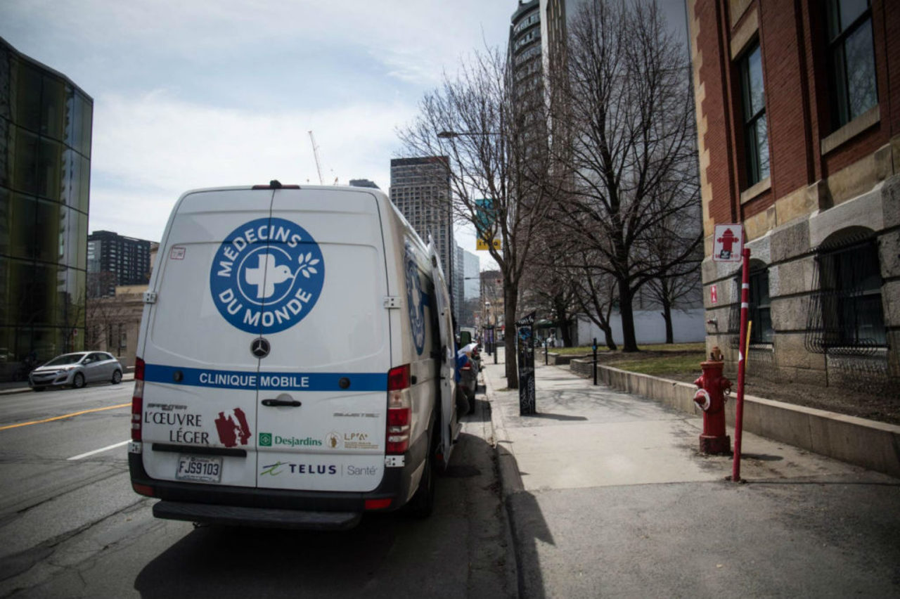 montreal-mobile-health-clinic-parked-on-city-street-médecins-du-monde Canada