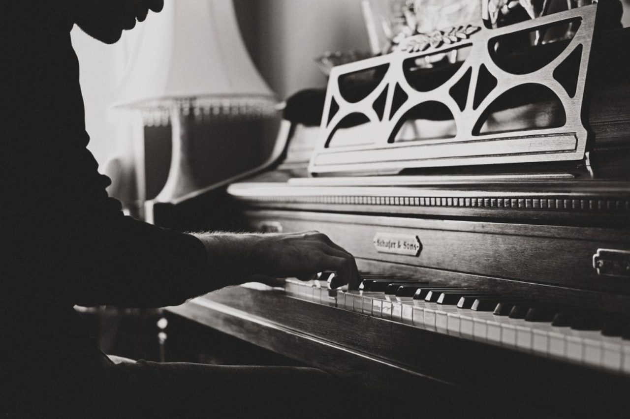 greyscale-male-piano-player