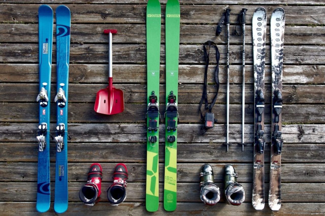 flatlay-of-skiing-equipment-257961