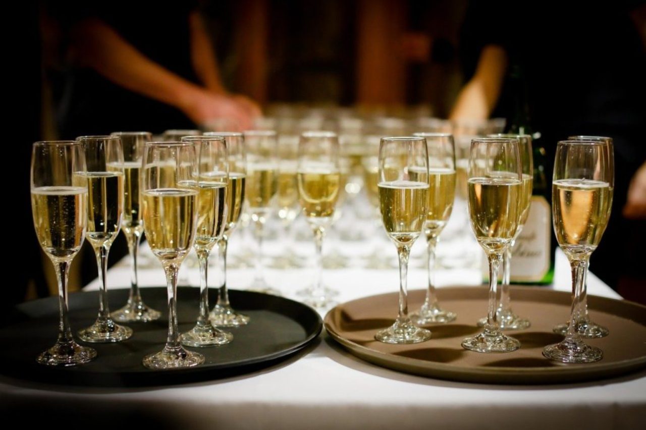 drinks-alcohol-champange-flutes-pn-table-at-event