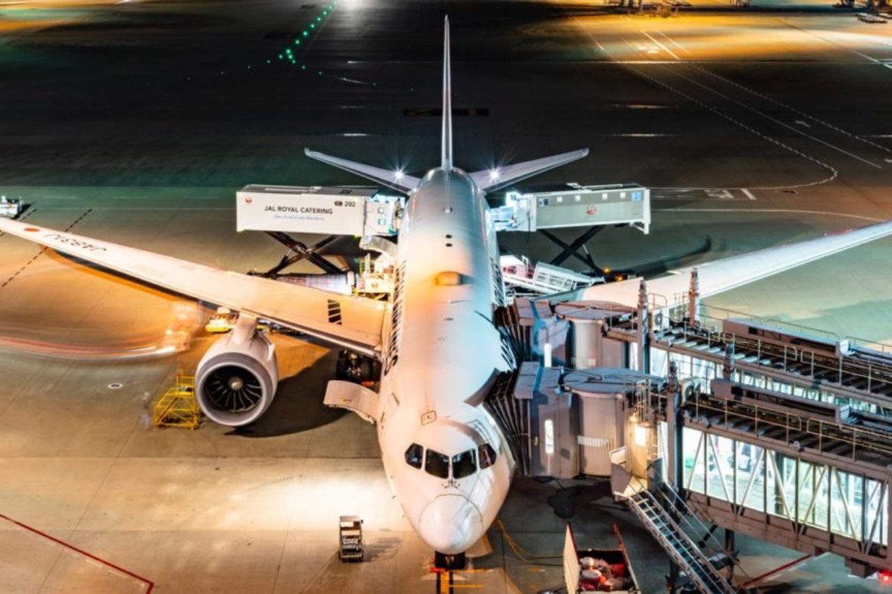 white-and-blue-airplane-on-airport-3811676