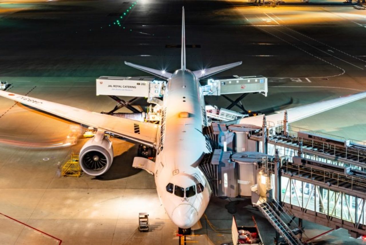 white-and-blue-airplane-on-airport-3811676