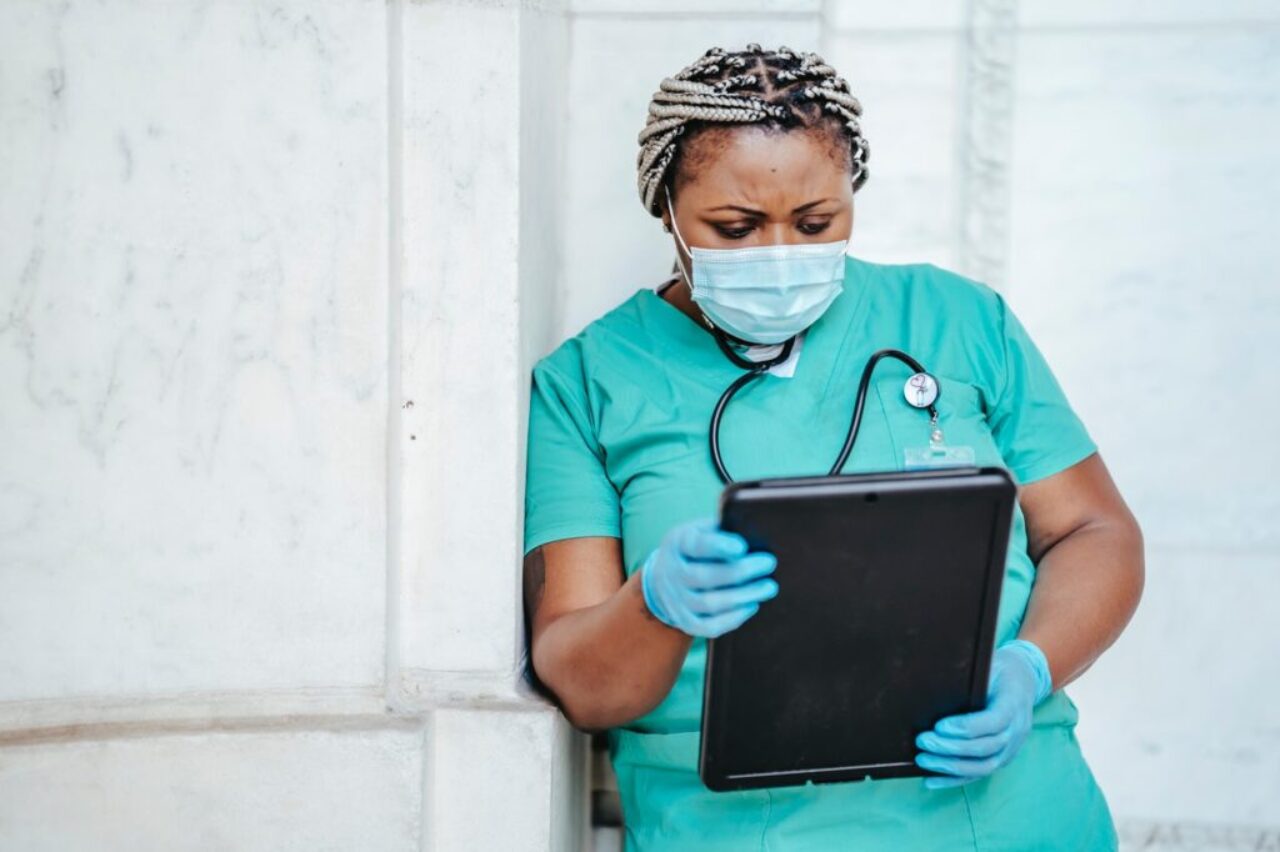 https://www.pexels.com/photo/focused-woman-with-documents-in-hospital-6098051/